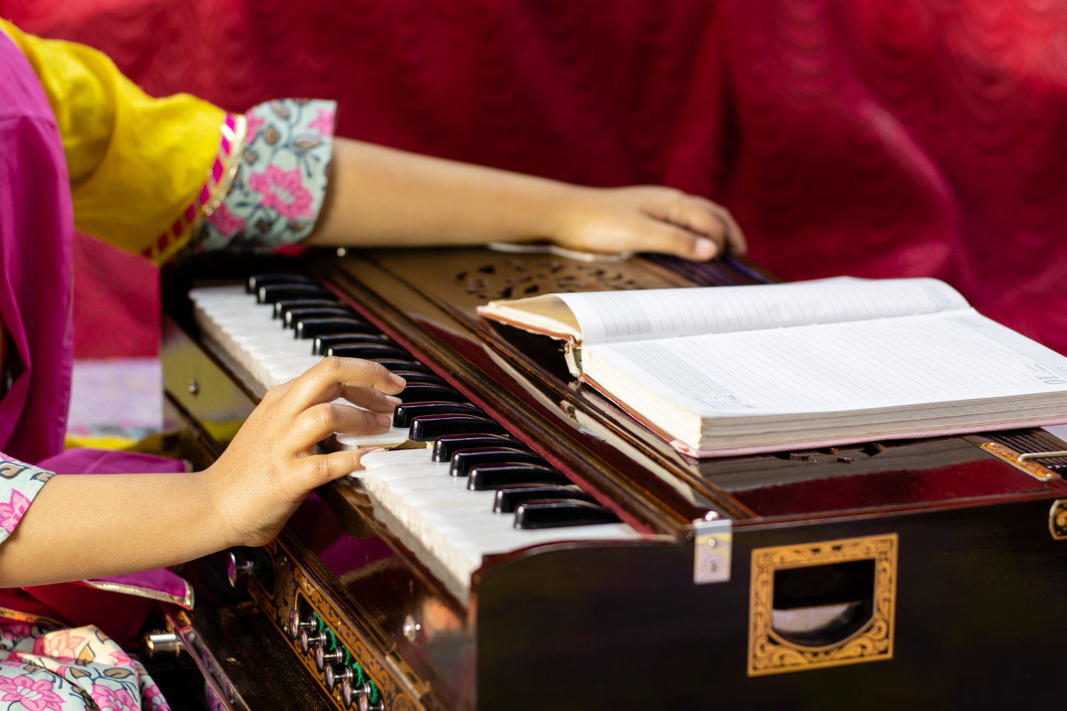 Book Harmonium Classes online on PiggyRide