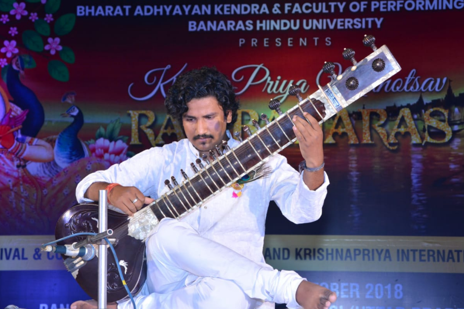 Book Sitar Basic Classes online on PiggyRide